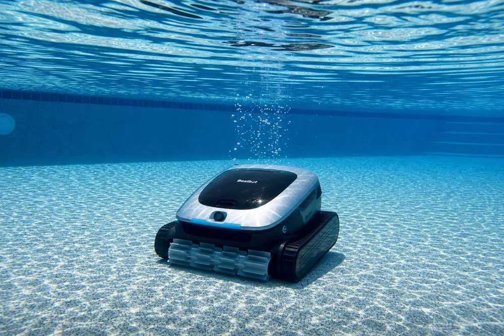 Akku-Poolroboter reinigt den Boden eines Schwimmbeckens unter Wasser