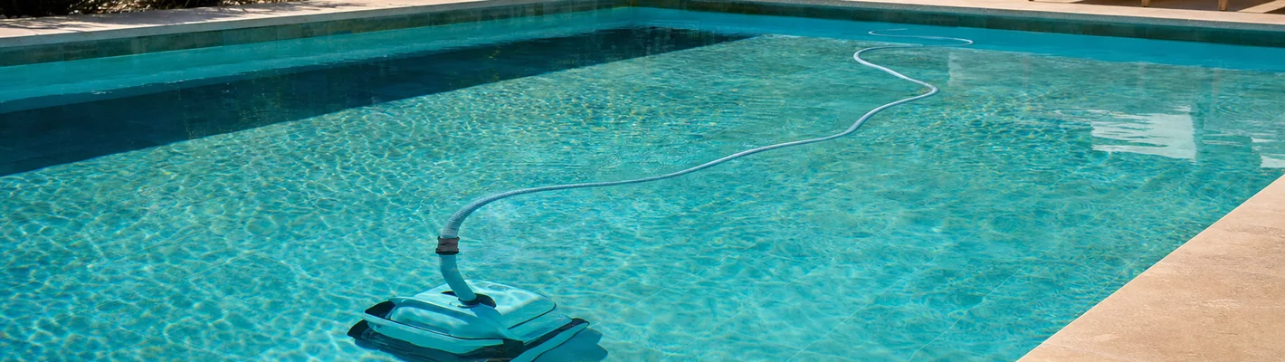 Automatischer Bodensauger reinigt den Boden eines Schwimmbeckens