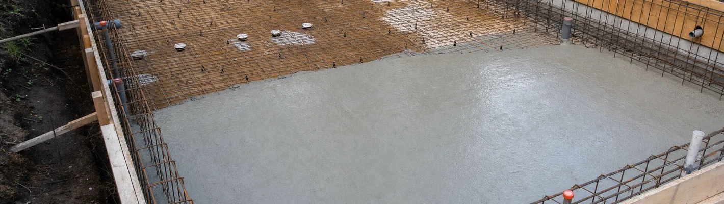 Bewehrte Betonbodenplatte mit verlegten Bewehrungsmatten auf der Poolbaustelle