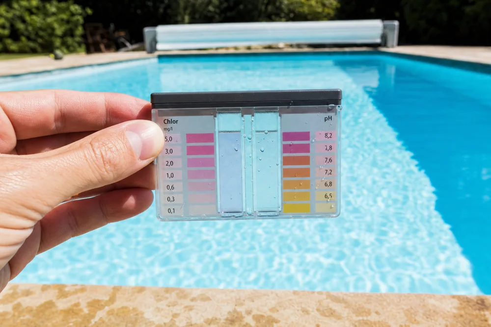 Wassertest mit Farbskala zur Kontrolle von freiem Chlor und pH-Wert