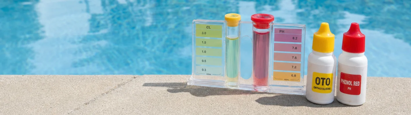 Pool-Wassertest mit Farbskala zeigt freies und gebundenes Chlor