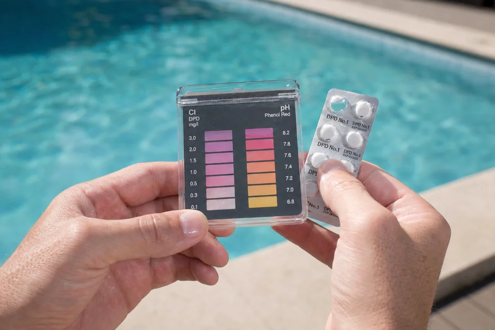 Wassertest mit DPD-Reagenz zur Bestimmung von freiem und gebundenem Chlor