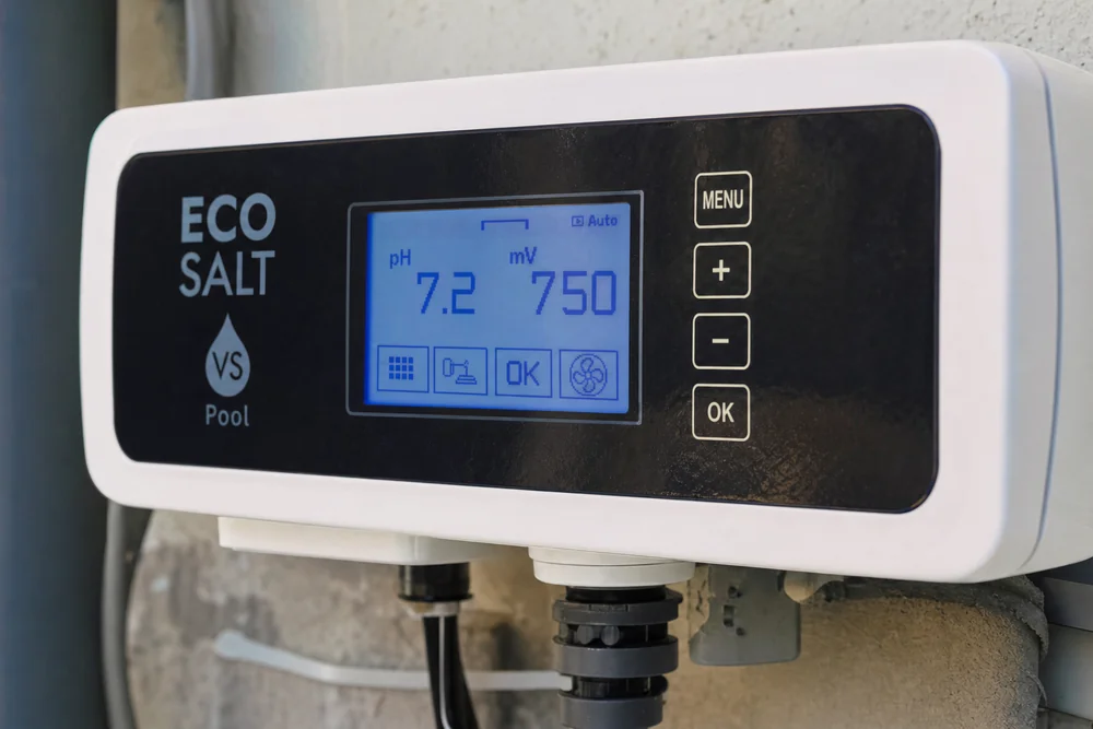 Steuergerät einer Salzelektrolyse-Anlage mit Display für pH und Redox