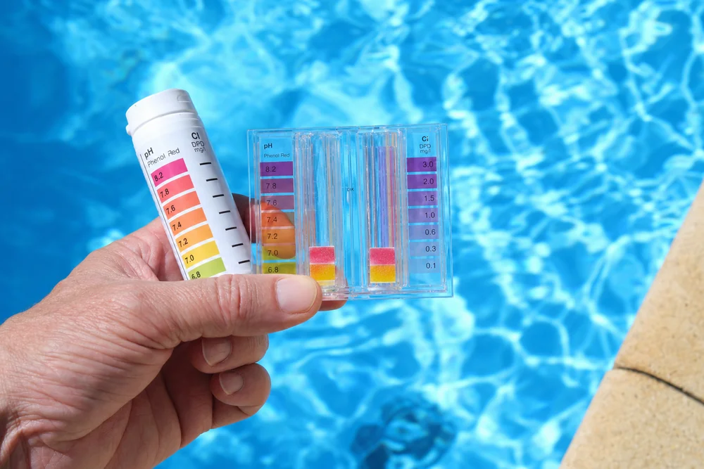 Wasserkontrolle am Pool mit Messung von freiem Chlor und pH-Wert