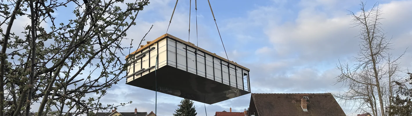 Schwimmbecken wird per Autokran über das Wohnhaus in den Garten eingehoben Schwimmbecken wird per Autokran über das Wohnhaus in den Garten eingehoben