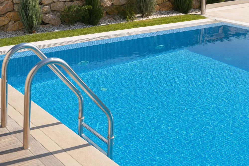Klares Poolwasser mit korrekt eingestelltem pH-Wert
