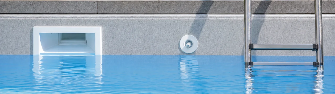 Skimmer, Einströmdüse und Einbauteile an der Wand eines privaten Pools