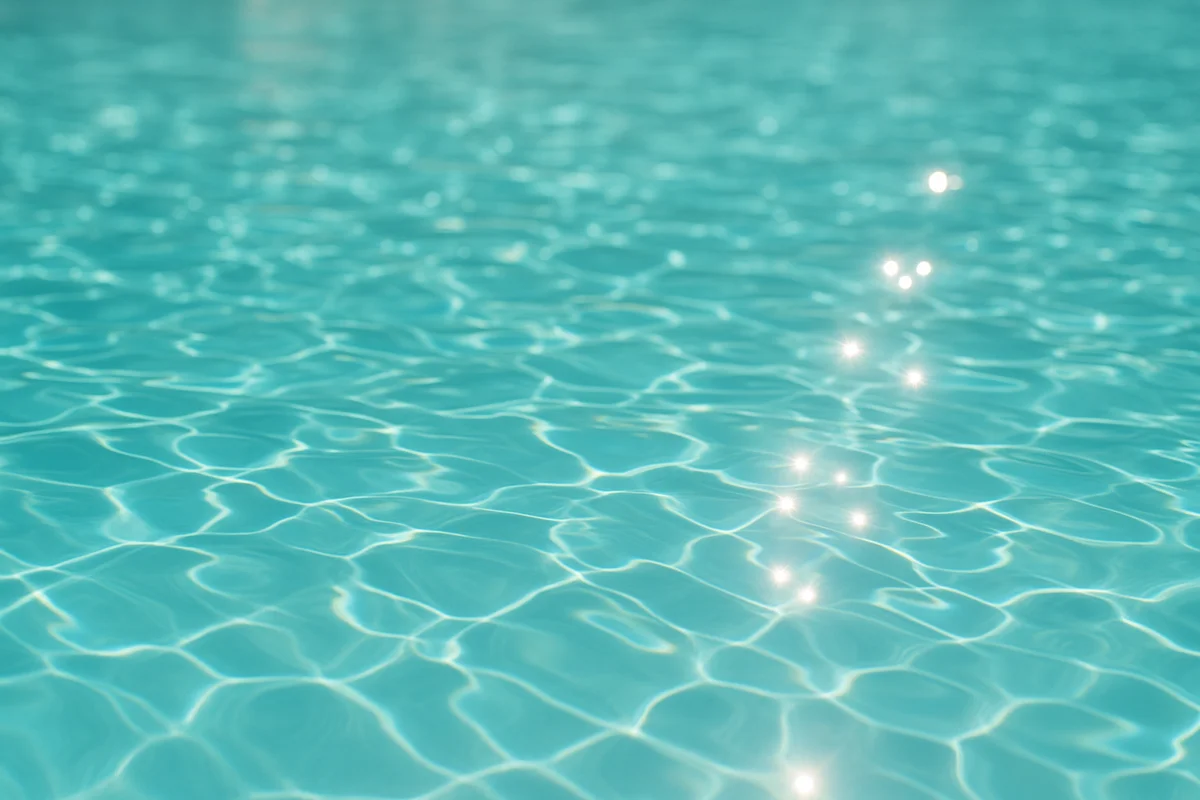 Kristallklares, weiches Poolwasser durch Salzelektrolyse