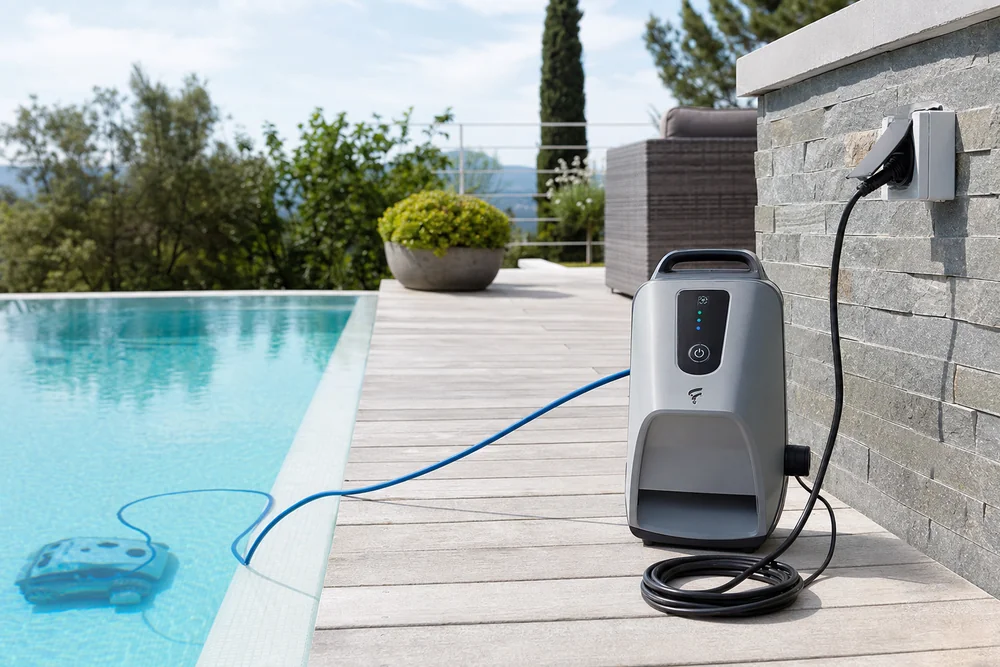 Netzteil eines Poolroboters mit Sicherheitsabstand zum Beckenrand aufgestellt