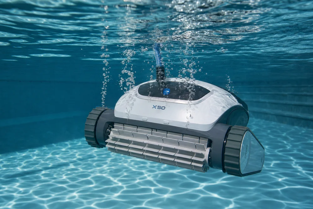 Poolroboter wird unter Wasser geschwenkt, um Luftblasen aus dem Gehäuse zu lösen