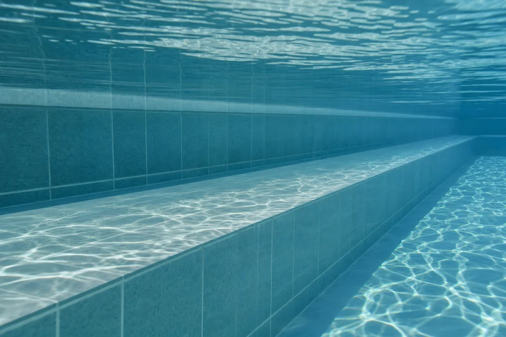Breite Sitzstufe in einem Schwimmbecken unter Wasser