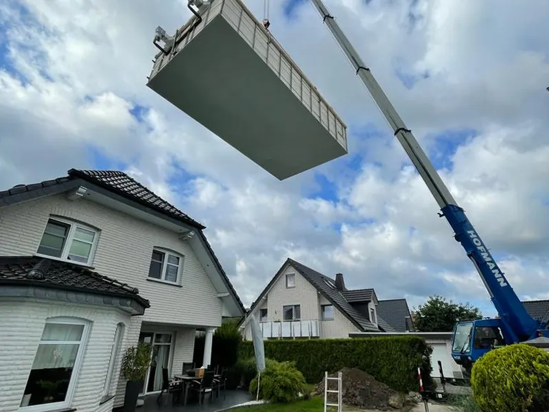 Polypropylen-Becken Krananlieferung — günstigste Variante für Infinity-Pools