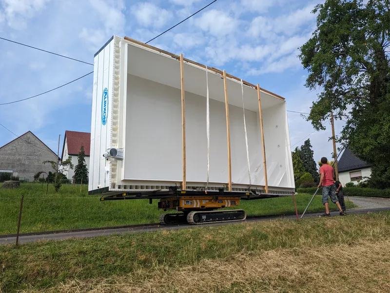 PP-Becken wird auf Raupen-Tieflader für schwierige Zufahrten transportiert, Variante Ortschweißbecken oder Sonderanlieferung