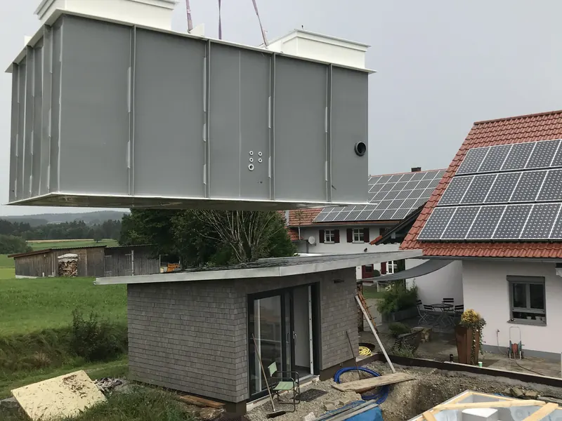 PP-Becken hängt am Mobilkran beim Einsetzen in die Baugrube, Phase 2 Einbringung