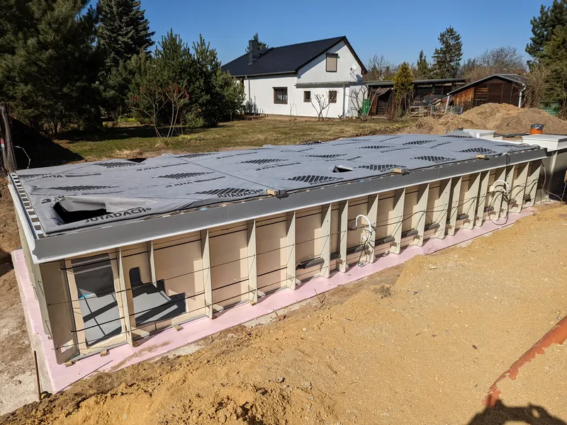 PP-Becken in Aushubgrube vor Hinterfüllung mit Holz-Aussteifung, Schritt 1 Aushub