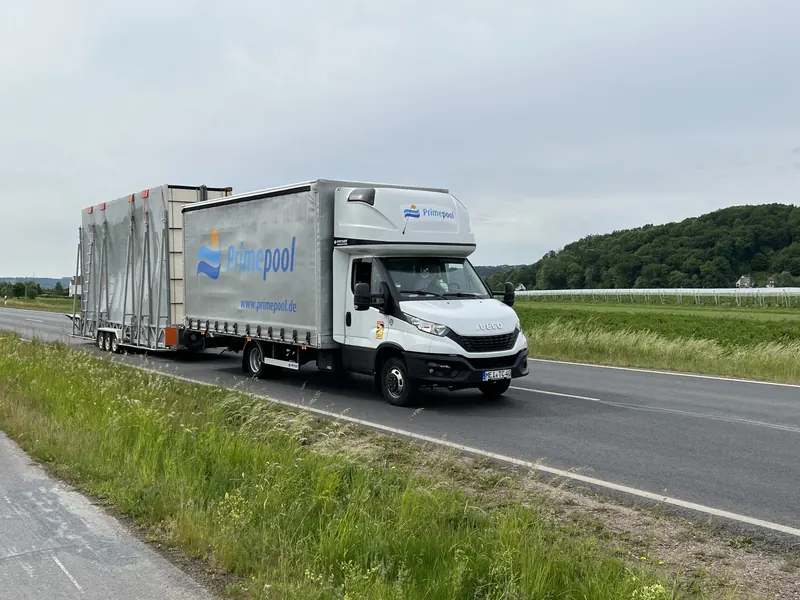 Anlieferung eines PP-Beckens per FKB-Primepool-Tieflader auf der Landstraße