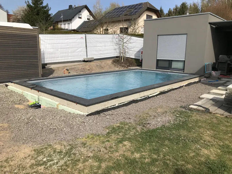 Fertiges PP-Schwimmbecken im Garten nach Inbetriebnahme, schlüsselfertig übergeben