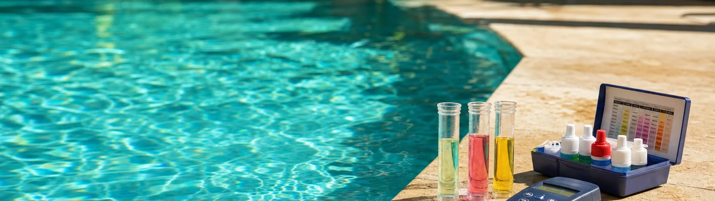 Wassertest am Schwimmbad zur Bestimmung der Säurekapazität