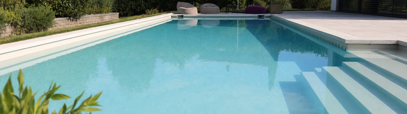 Klares Poolwasser mit Bezug zu Chlornebenprodukten und Wasserqualität