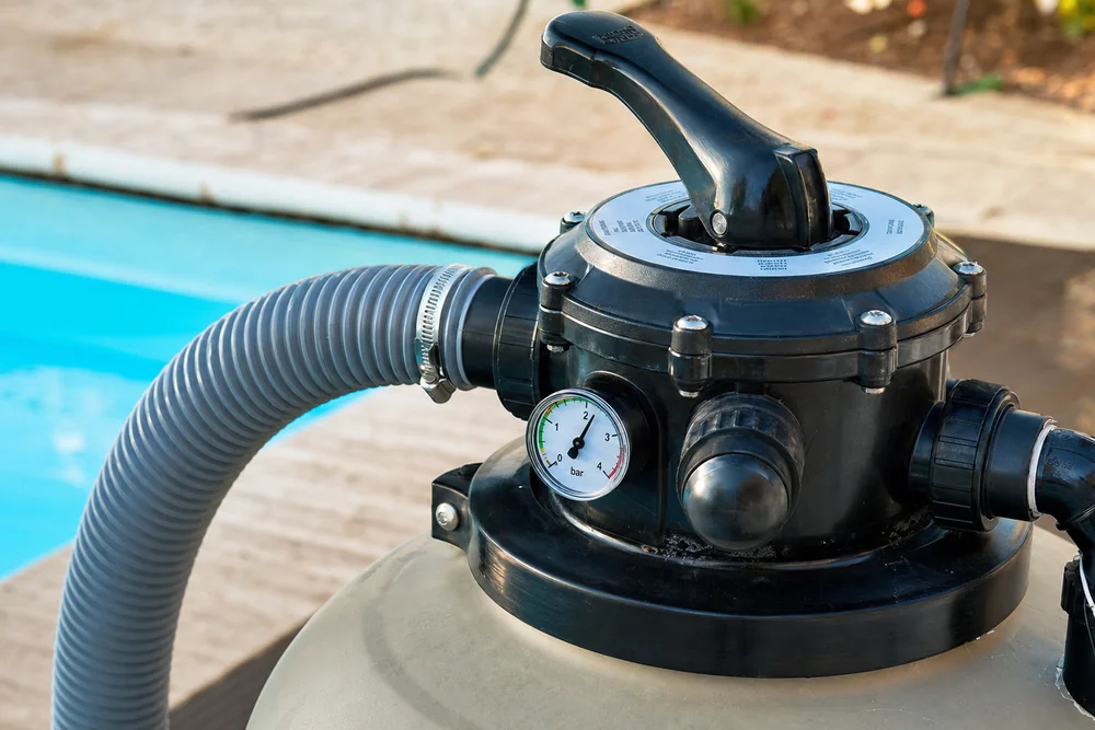 Sandfilteranlage mit Manometer und Mehrwegeventil im Betrieb