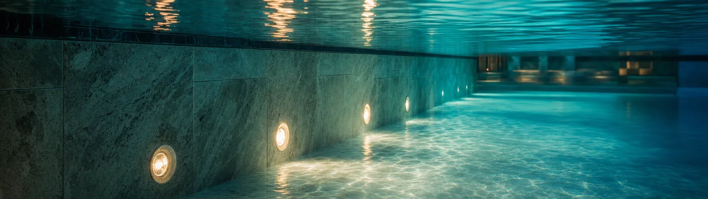 Mit VitaLight LED beleuchtetes Schwimmbecken in der Dämmerung