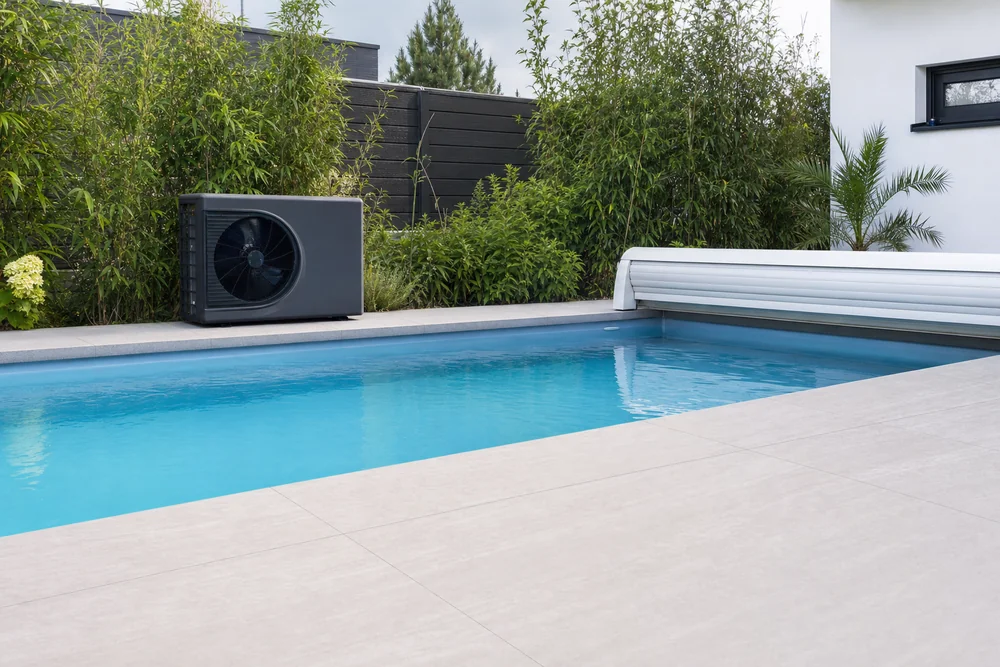 Wärmepumpe und Abdeckung als preisbestimmende Ausstattung am Pool