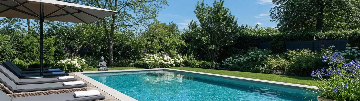 Eleganter Swimmingpool im Garten als Sinnbild für die Preisfrage