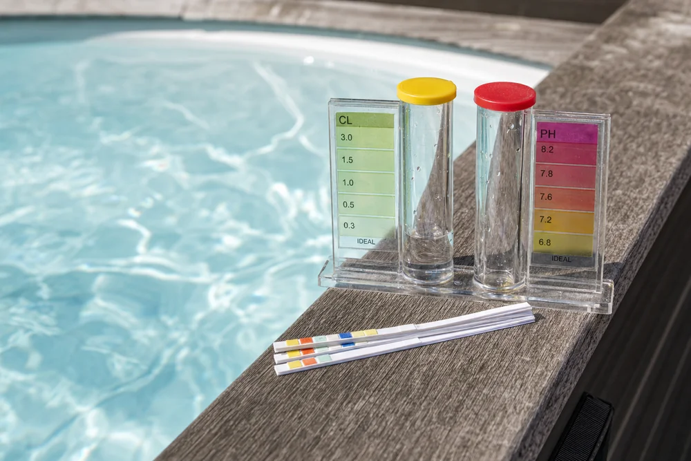 Teststreifen und Wassertest am Rand eines Whirlpools
