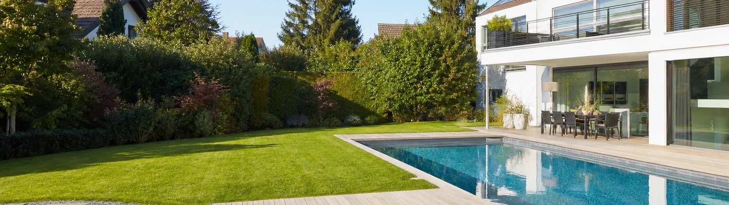 Großzügiger Gartenpool mit ausreichend Abstand zur Grundstücksgrenze
