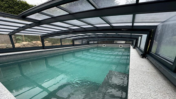Flache Poolüberdachung ALUNA Nero R1 Flache Poolüberdachung ALUNA Nero R1