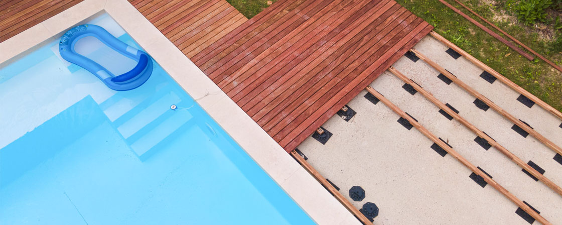 Pool verkleiden - Poolumrandung aus Holz