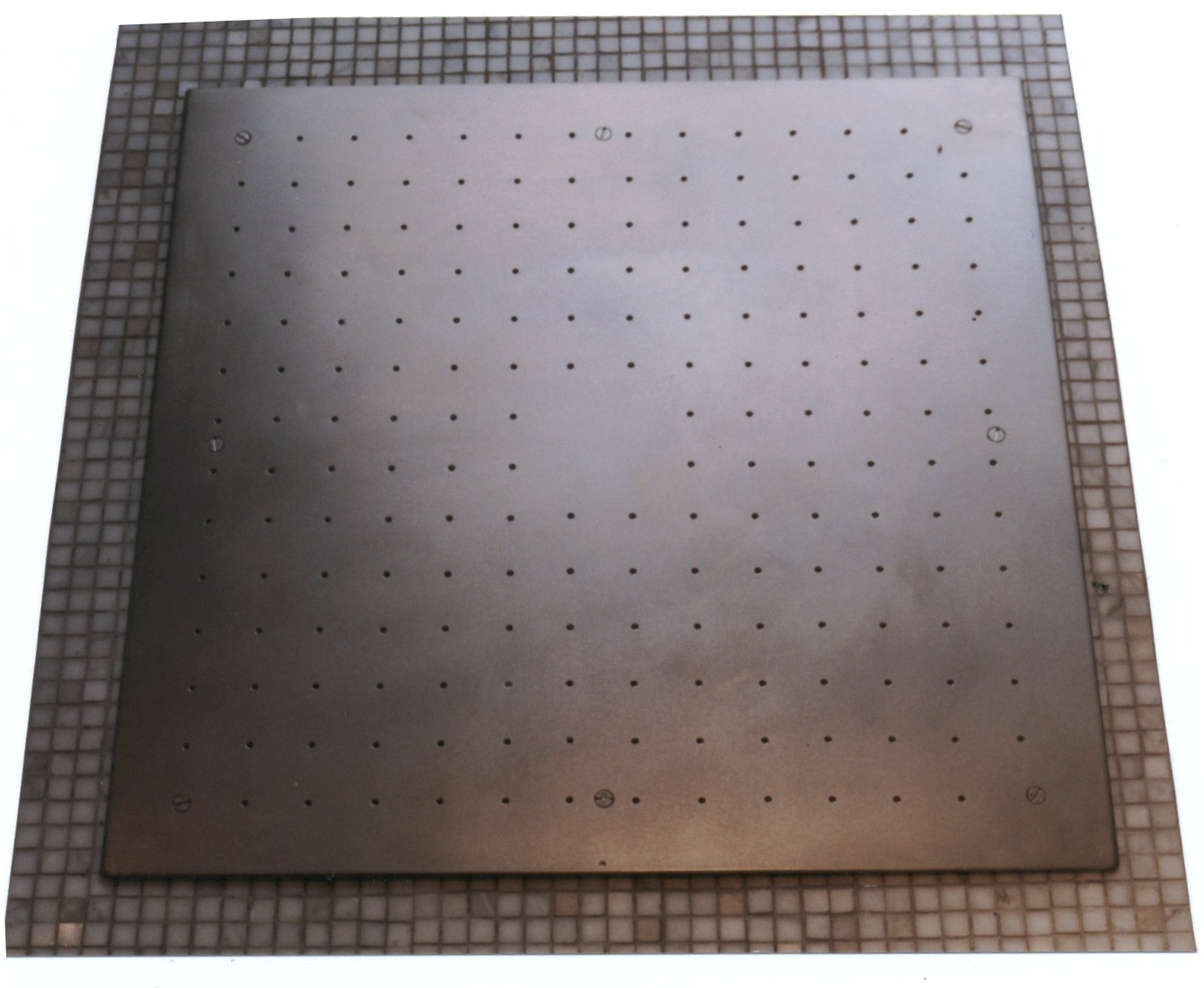 Lahme Bodenluftsprudler BS 75 Q, quadratische Platte mit vielen kleinen Löchern, auf Gitteruntergrund
