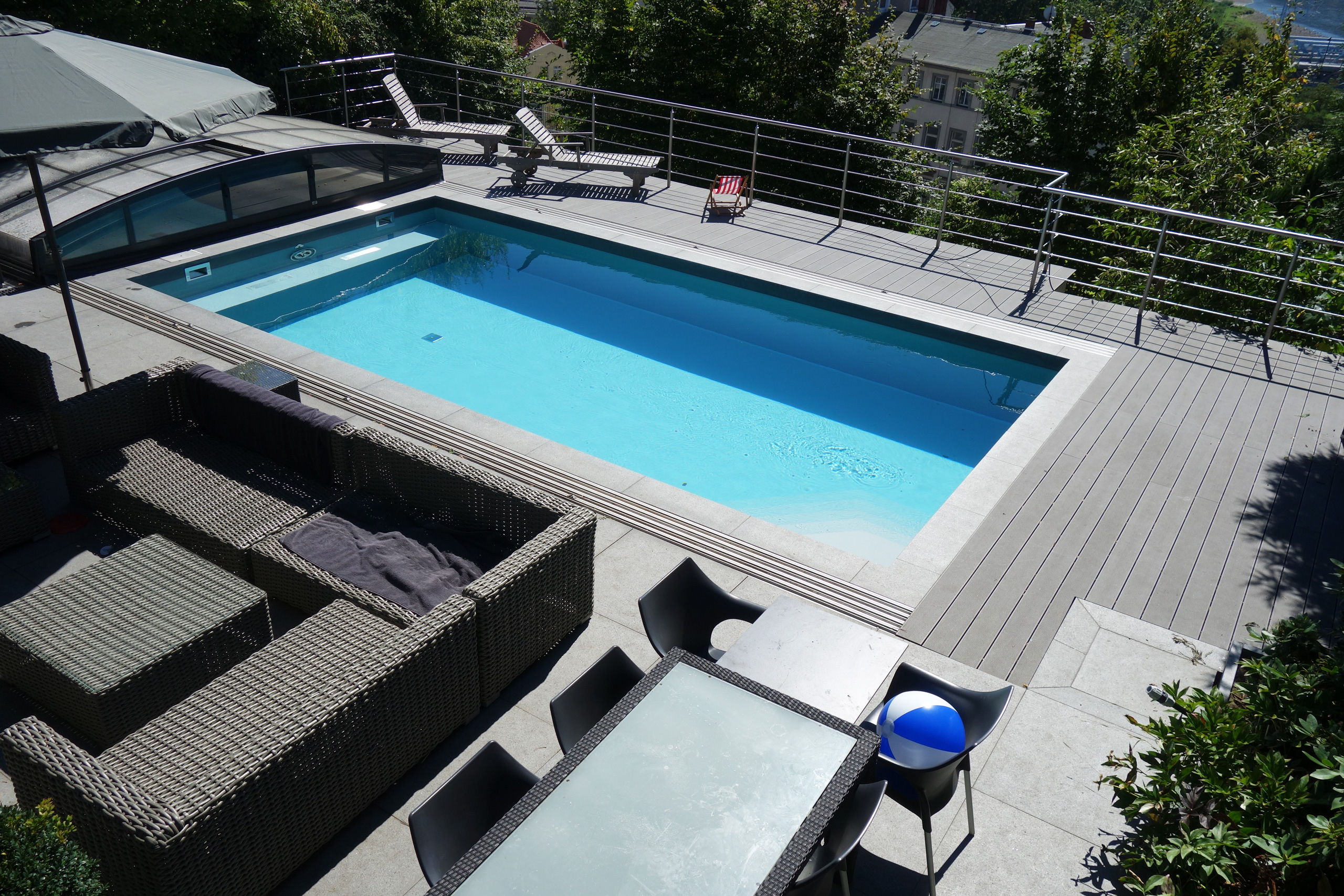 Betonbecken 4x8x1,5m mit Ecktreppe, Sitzbank und Überdachung Casablanca Infinity auf einer Terrasse