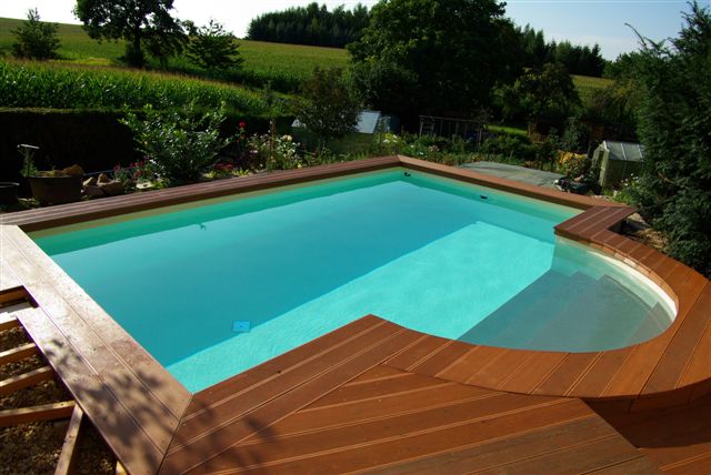 Pool mit römischer Treppe