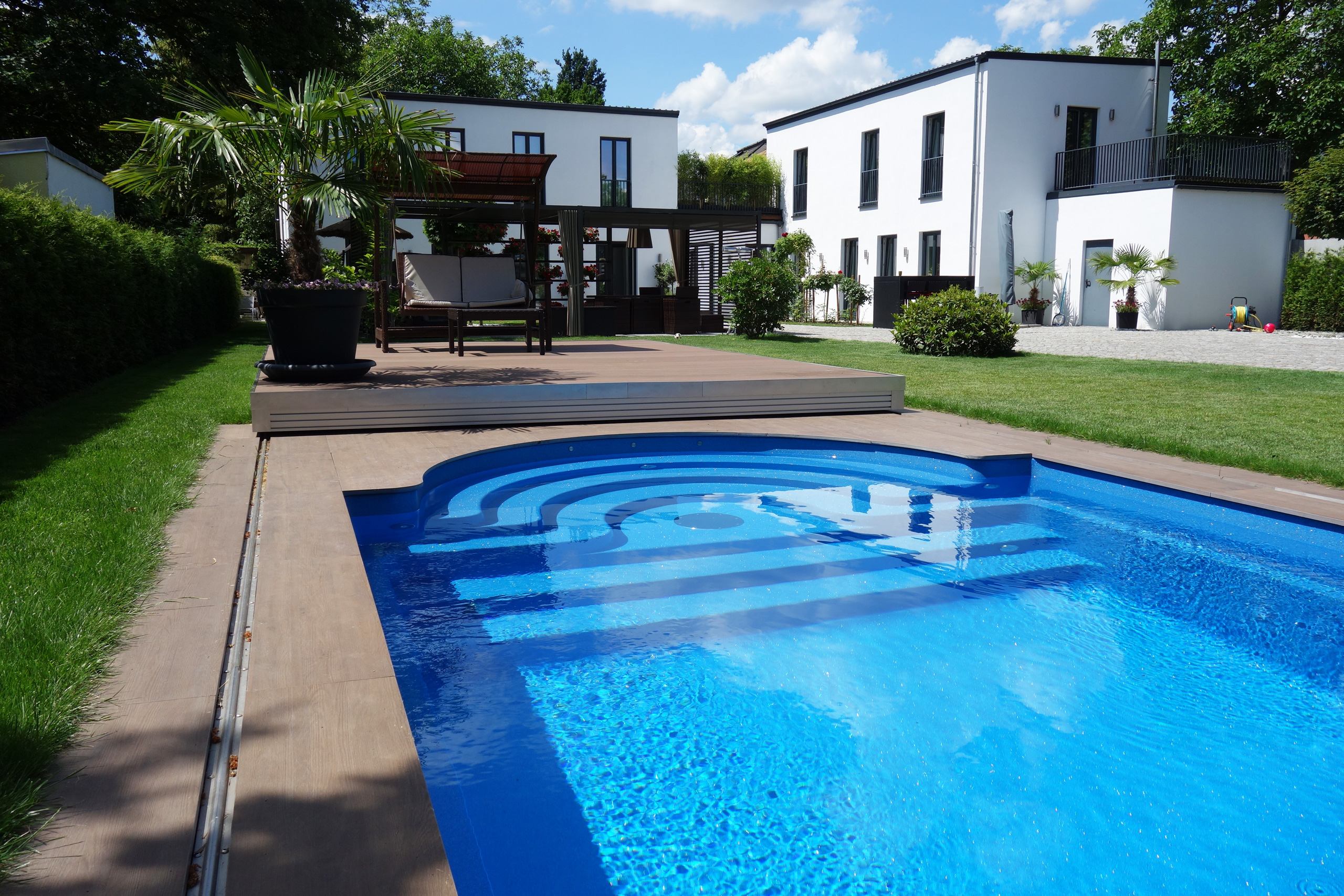 Detailansicht des Compass Pool Schwimmbeckens Java 101 mit blauer Folie und integrierter Treppe