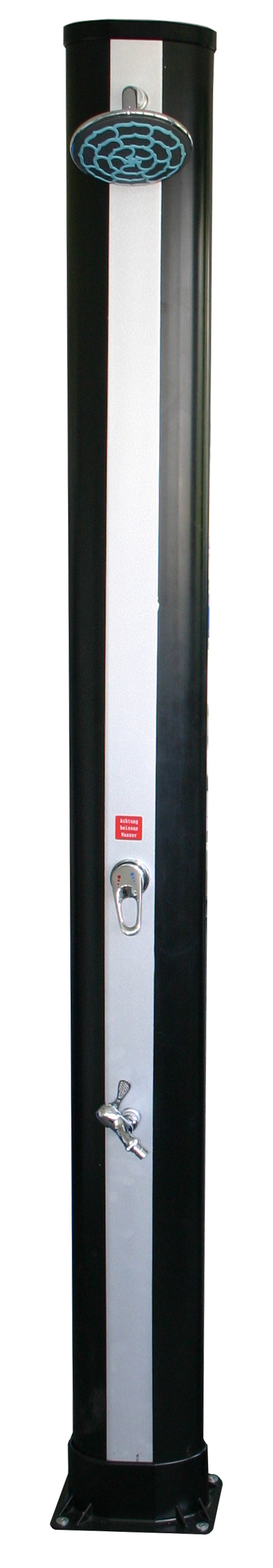 Solardusche mit Duschkopf, Mischbatterie und praktischem Wasserentnahmehahn.