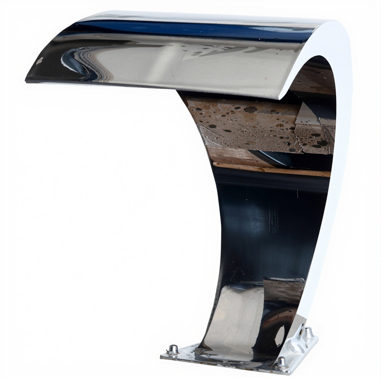 Detailansicht der Schwalldusche Phoenix: polierter Edelstahl mit geschwungener Form und reflektierender Oberfläche.