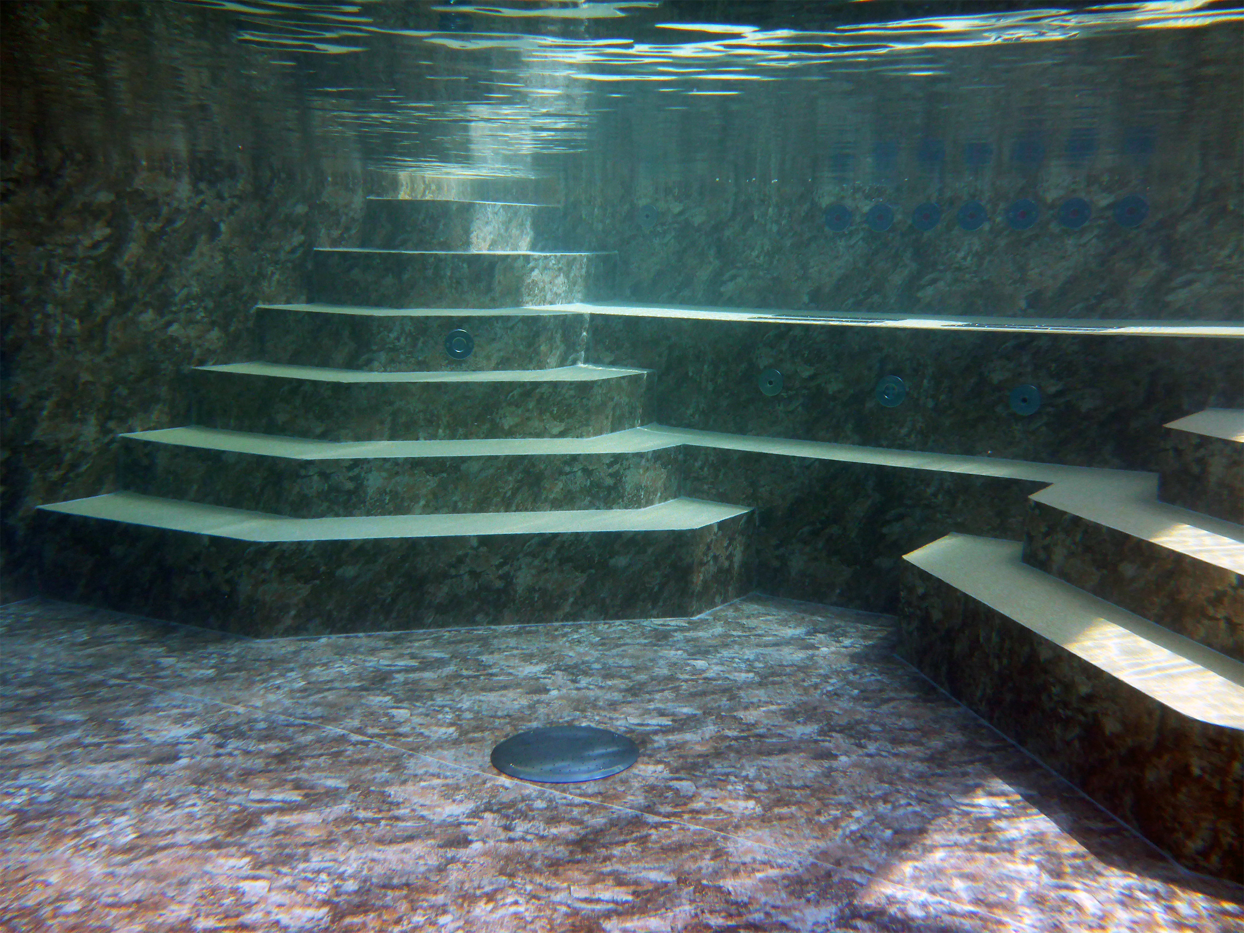Unterwasseransicht eines Schwimmbeckens mit Ecktreppen, Podest und Alkorplan 3D Touch Folie