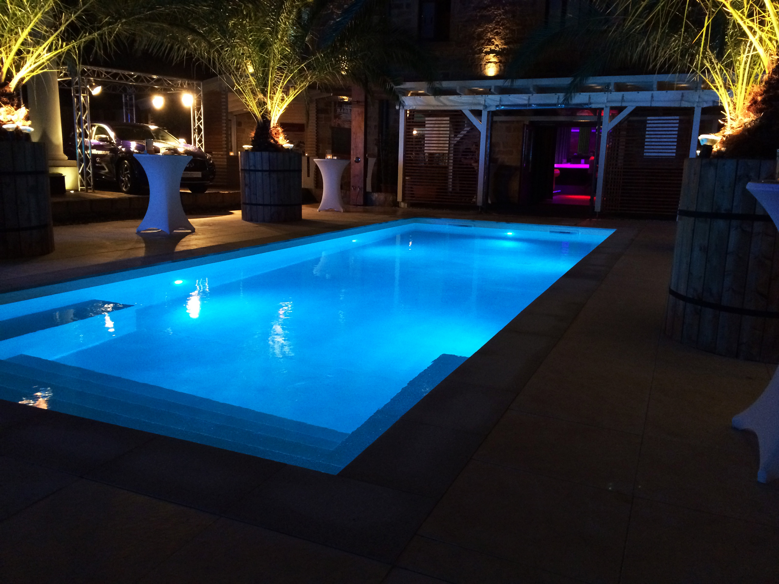 Schwimmbad 4x10x1,35m mit blauer Unterwasserbeleuchtung und gerader Treppe bei Nacht