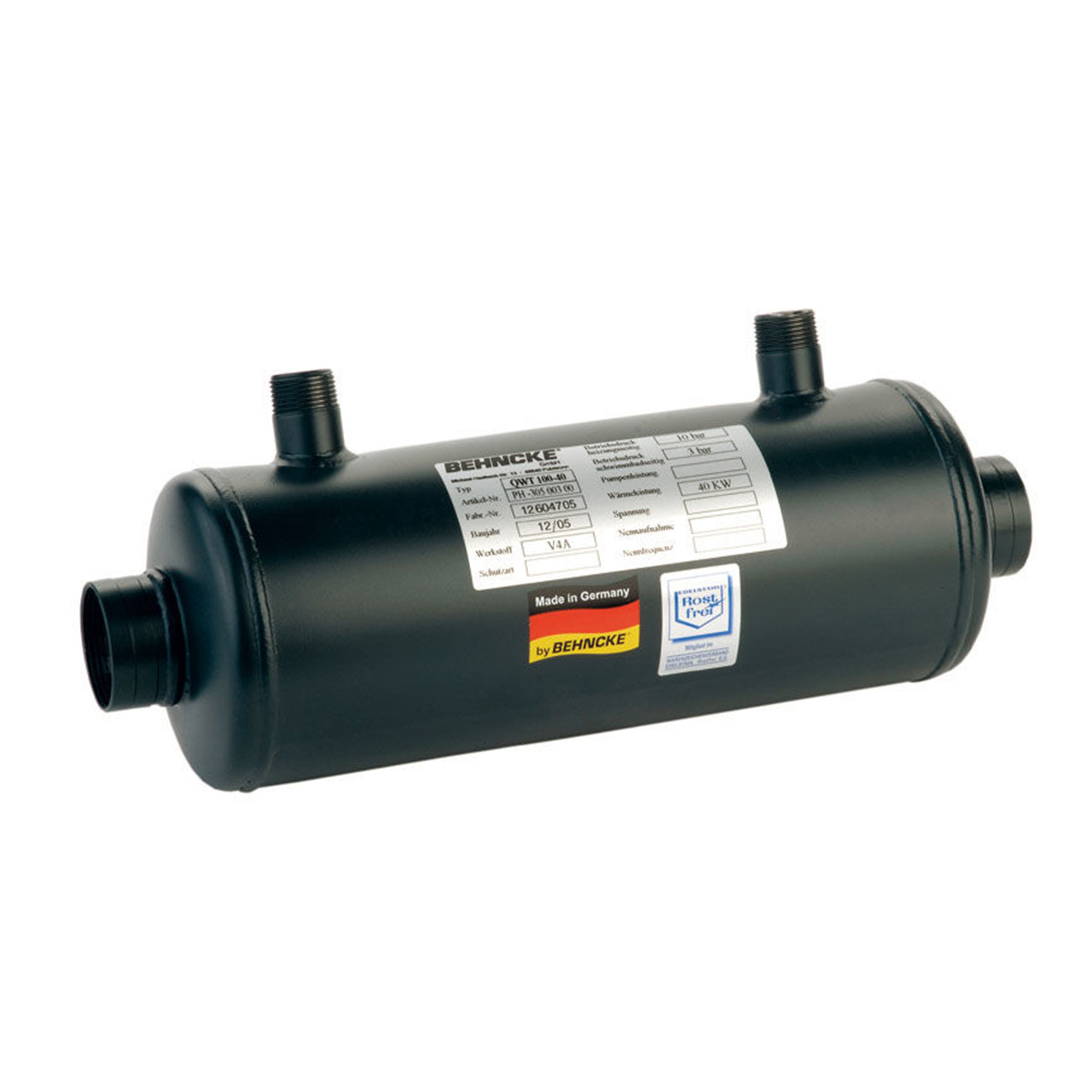 Detailansicht des schwarzen Behncke QWT 100 Wärmetauschers mit gut lesbarem Typenschild und Anschlüssen.