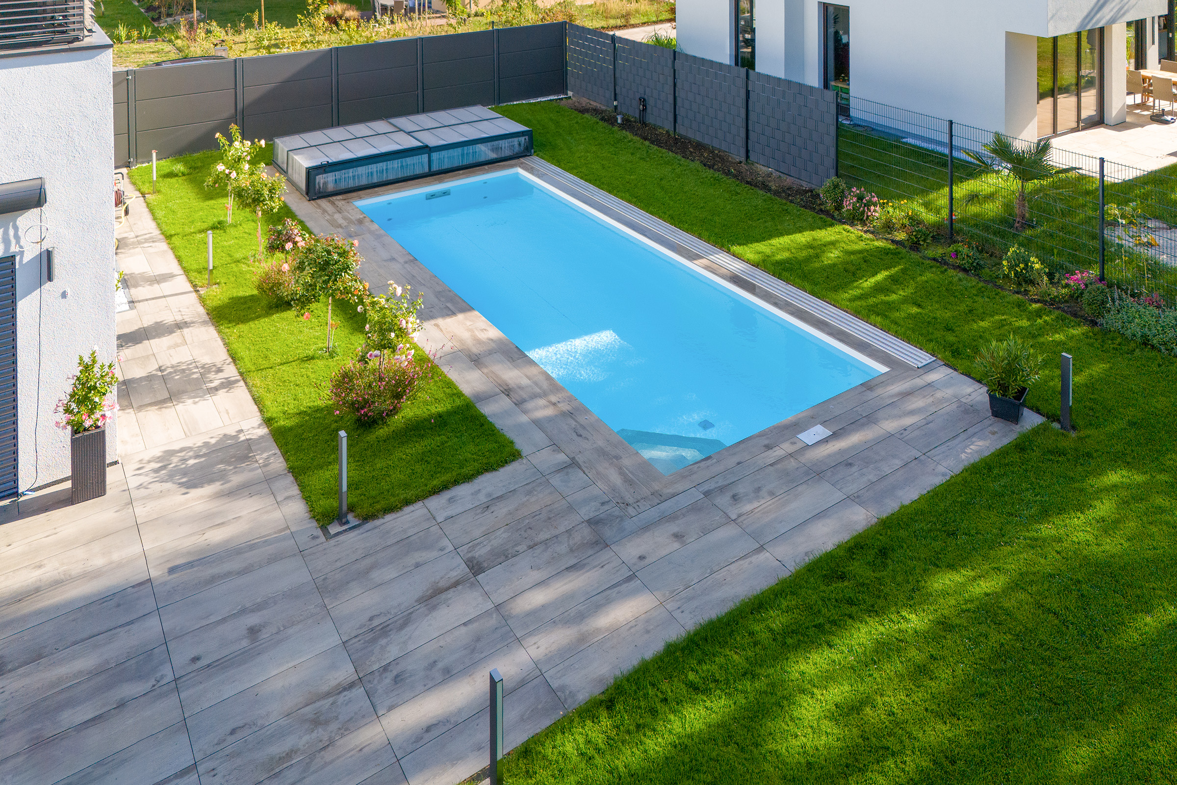 betonpool-mit-luftsprudel-sitzbank-poolueberdachung-007 Betonpool mit Luftsprudelsitzbank und Poolüberdachung