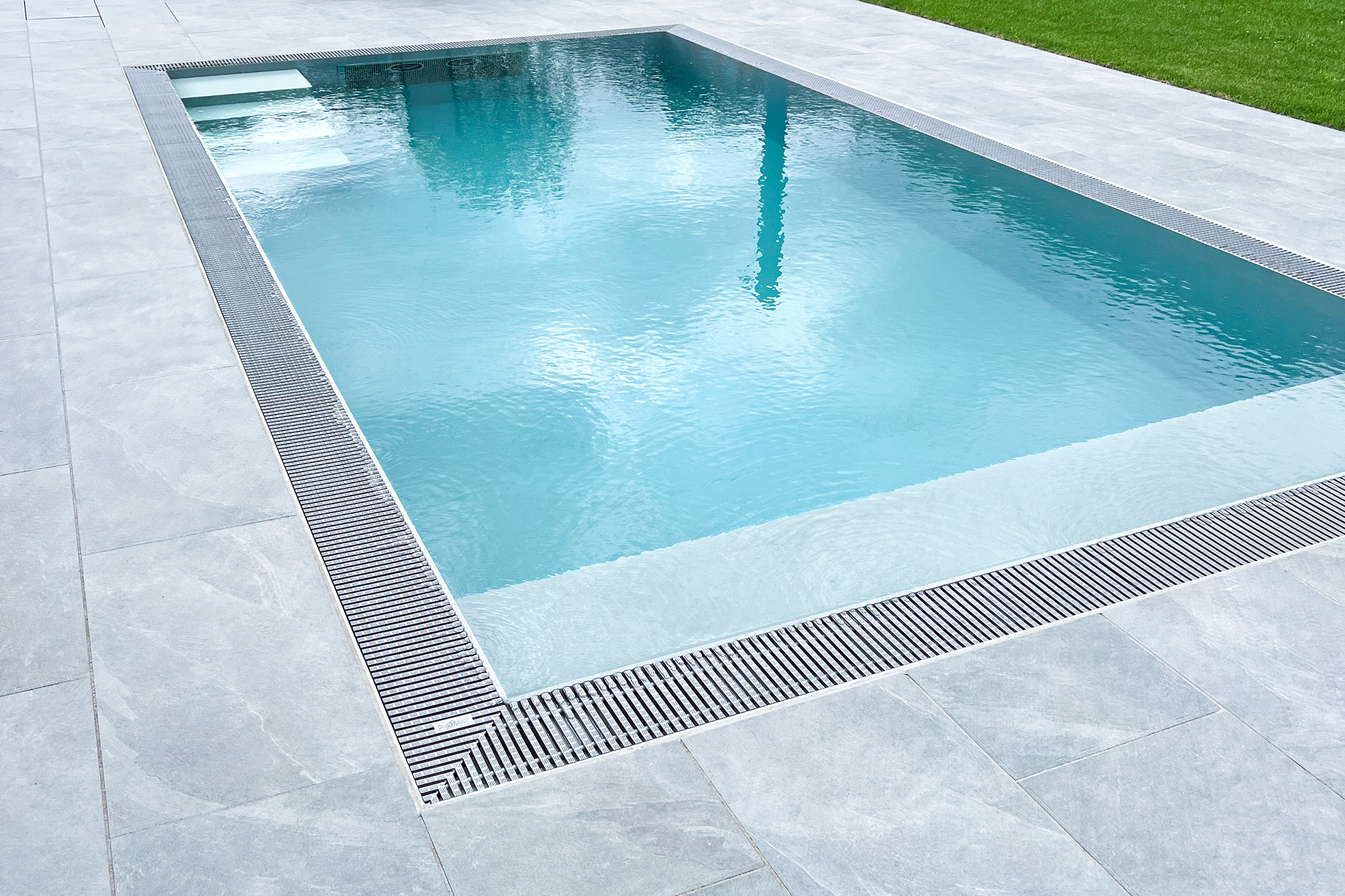 PP Überlaufpool 3x6x1,35m mit Rollladenabdeckung in Sitzbank und Binder HydroStar Double Turbine