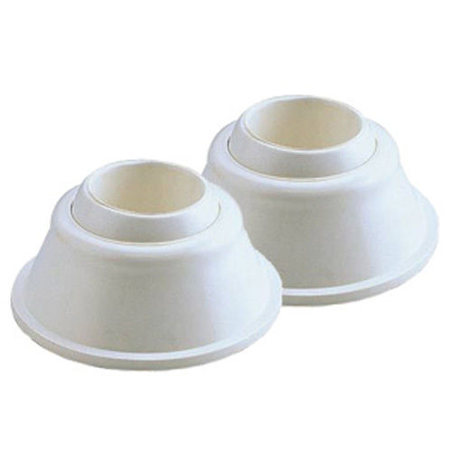 Zwei weiße Gelenkfüße für Swimtec Hochbeckenleitern mit 43 mm Holm, Detailansicht der Konstruktion.