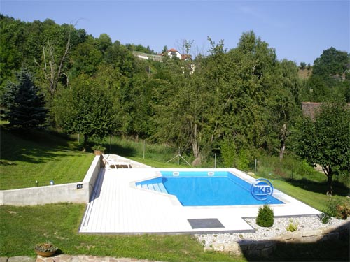 Schwimmbad am Hang
