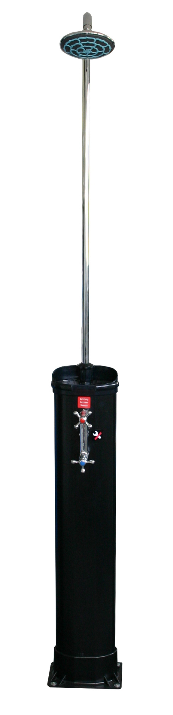 Detail der schwarzen Solardusche mit Mischbatterie, Fußbrause und blauem Duschkopf.