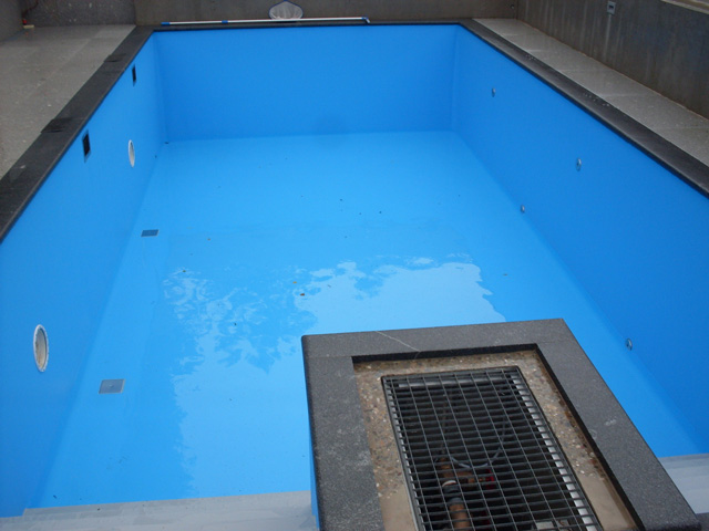 Schwimmbecken mit blauer Einhängefolie und gerader Treppe, Einbauteile sichtbar