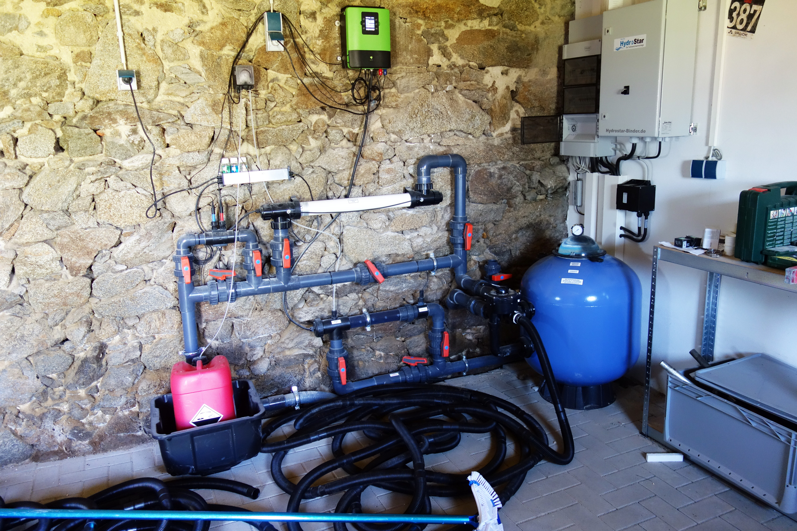 Detailansicht der Pooltechnik mit Filteranlage, Verrohrung und Hydrolysesystem in einem Technikraum