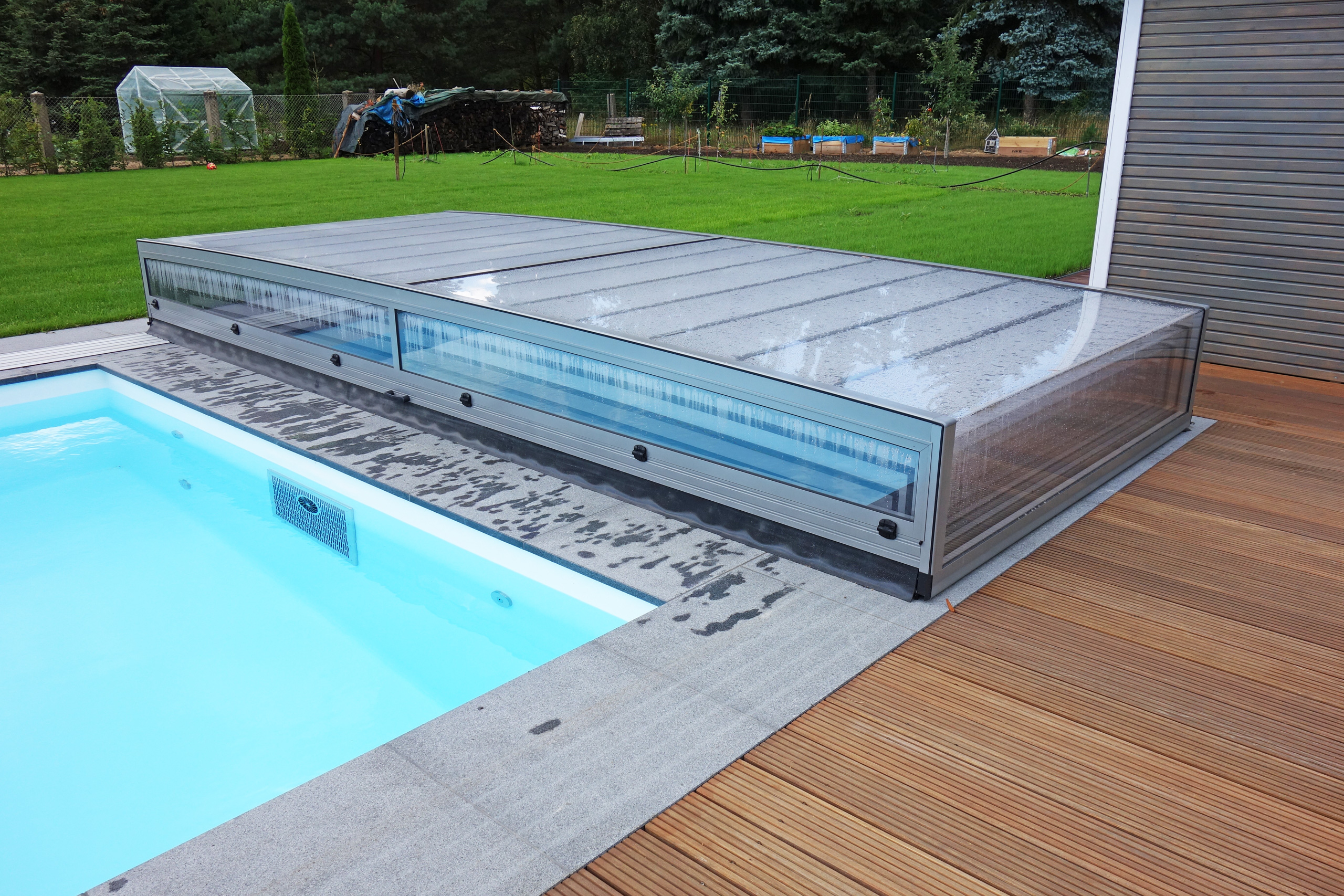 Überdachung Horizont auf einem Außenpool mit Holzterrasse und Steinplatten
