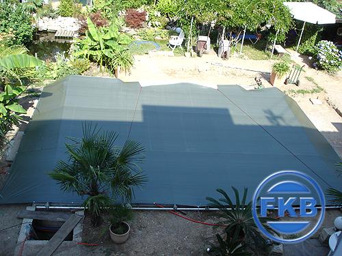 Hellblaue Beckensanierungsfolie mit Treppe, von oben fotografiert