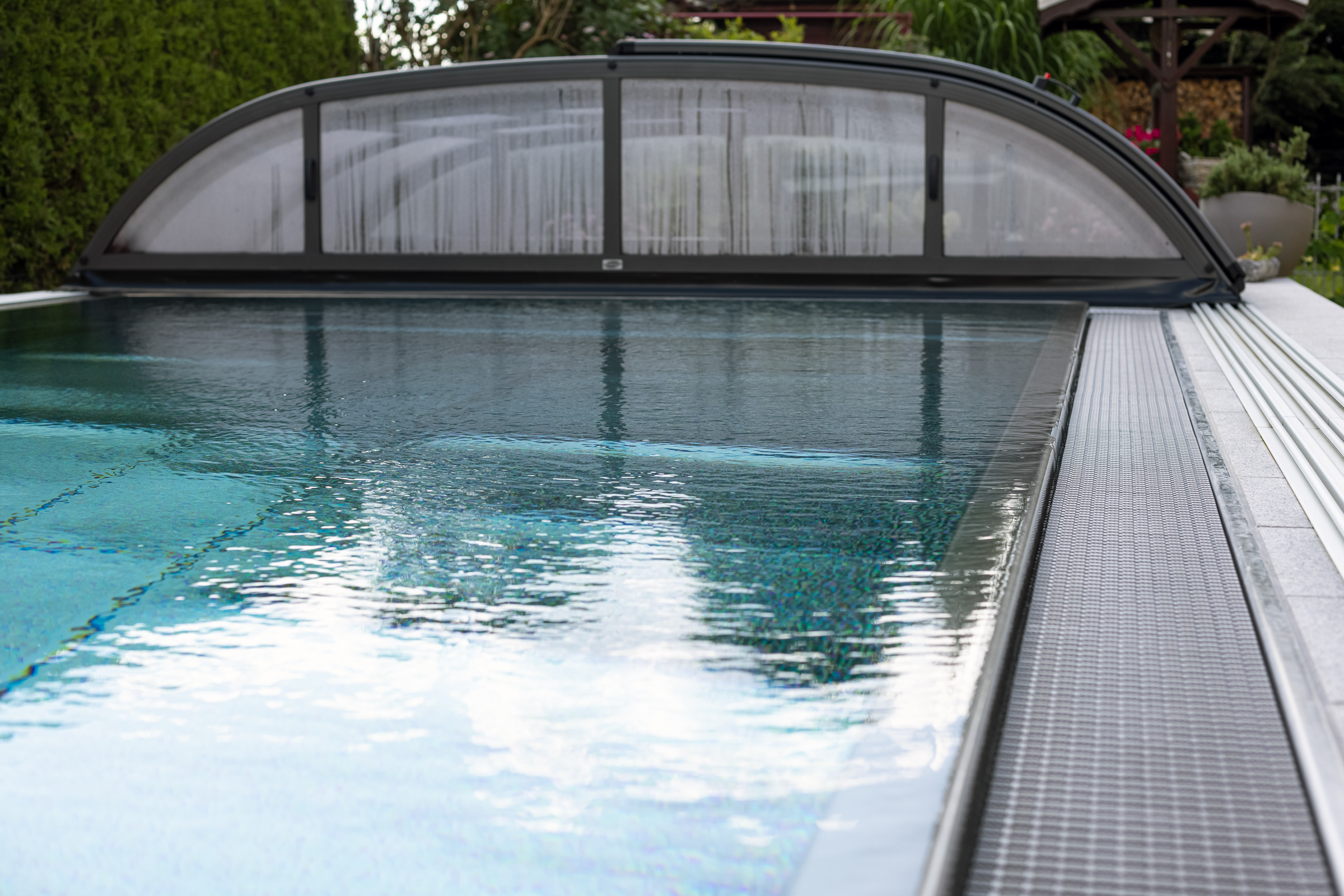 Edelstahlpool - Überlaufpool mit Poolüberdachung Edelstahlpool - Überlaufpool mit Poolüberdachung